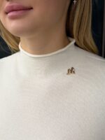 Õhuke püstkraega ja logoga džemper